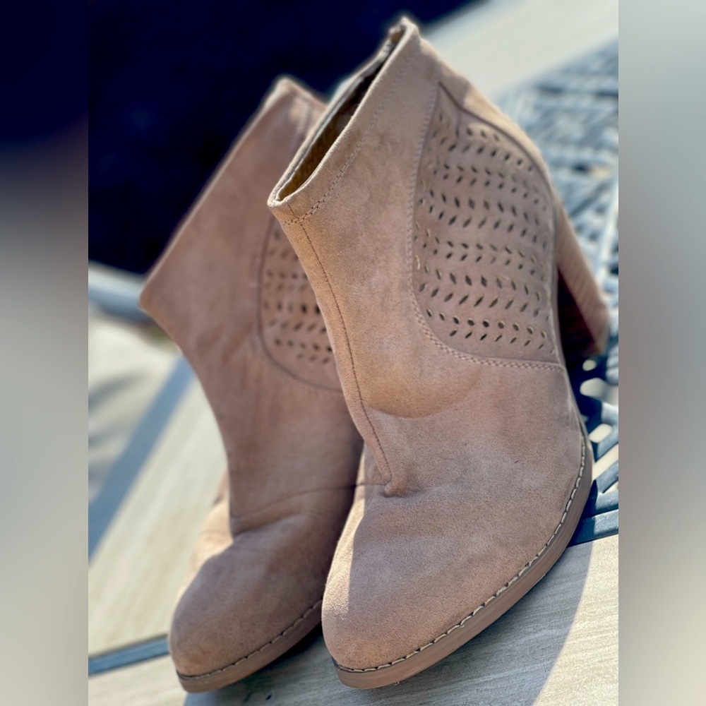 Grey cutout Ankle with heels.